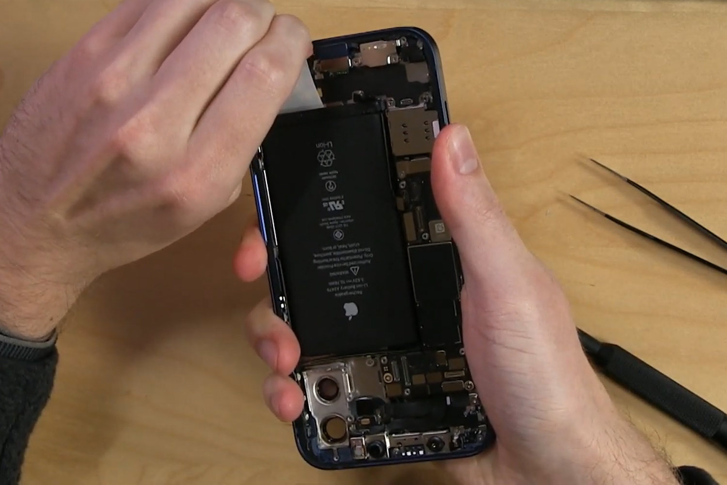 thay-pin-iphone-12-chinh-hang.html-dam-bao-khong