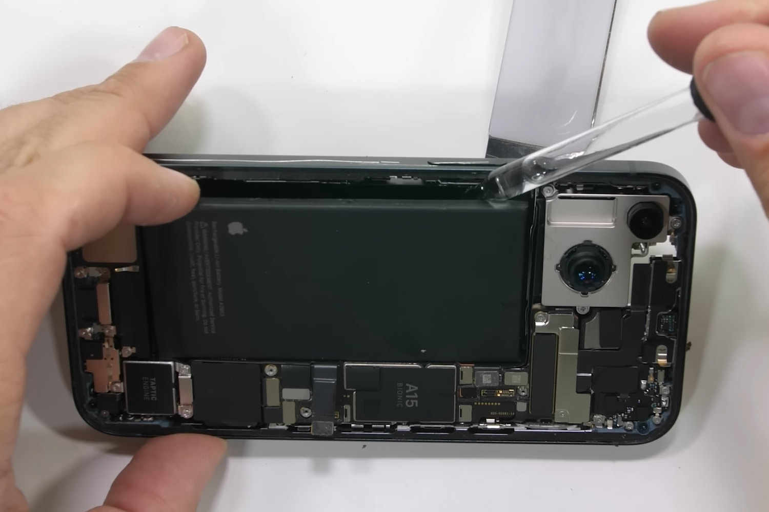 thay-pin-iphone-14-chinh-hang.html-dam-bao