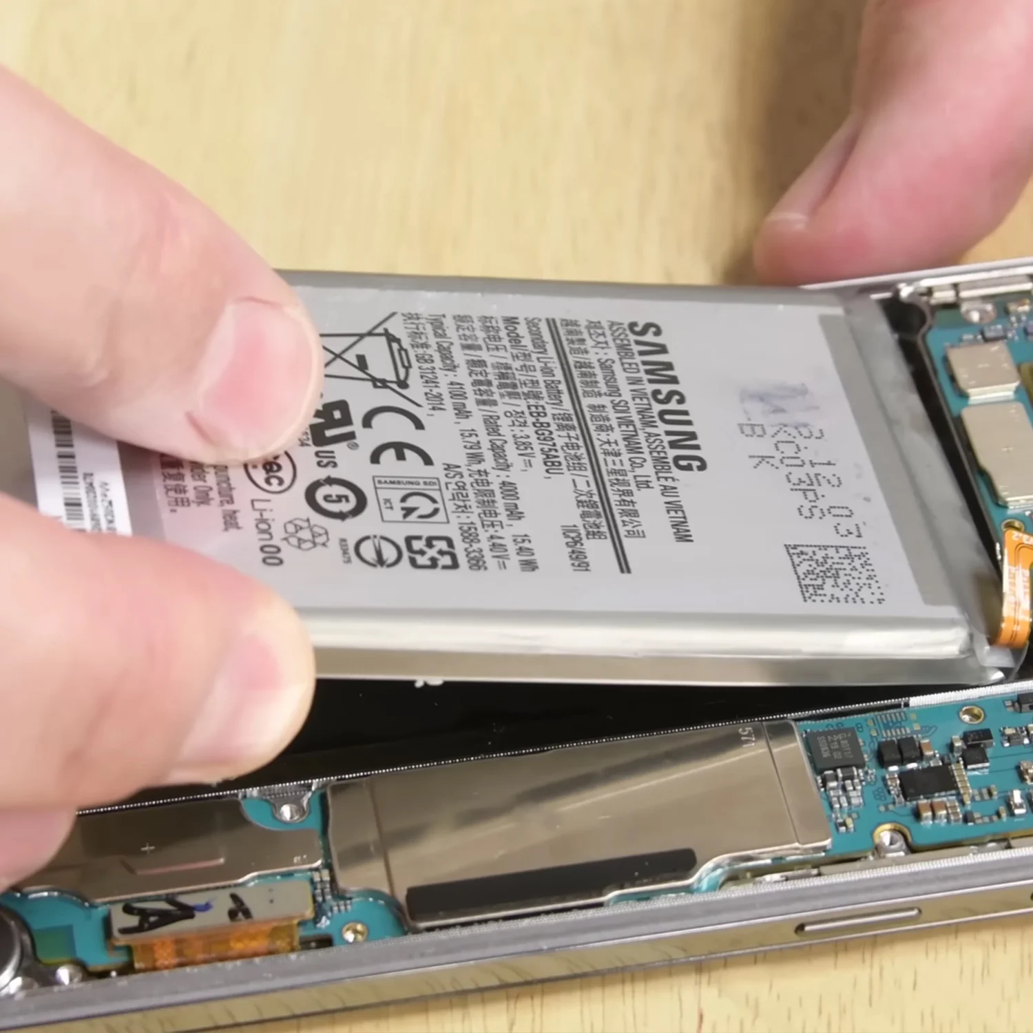 thay-pin-samsung-galaxy-s10-plus-slide4