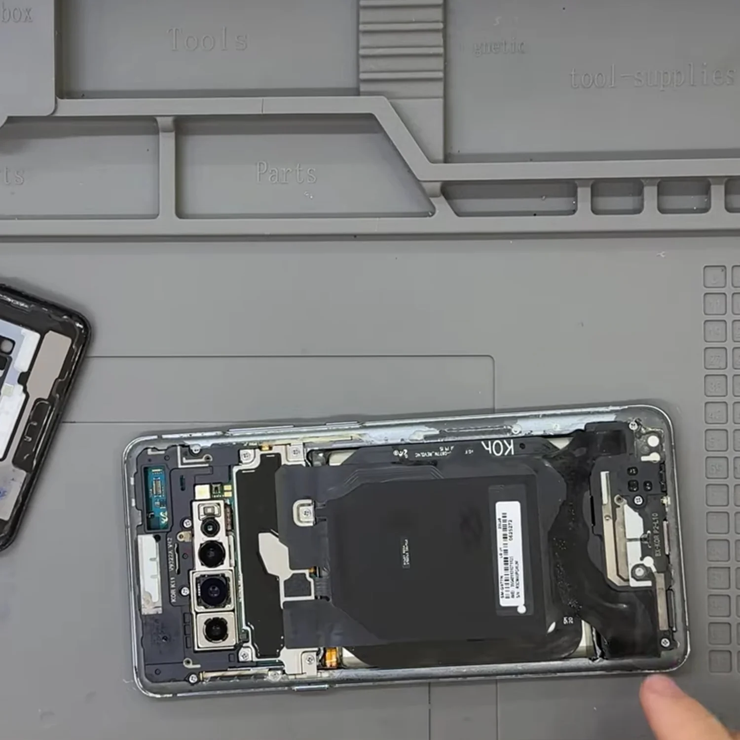 thay-pin-samsung-galaxy-s10-slide3