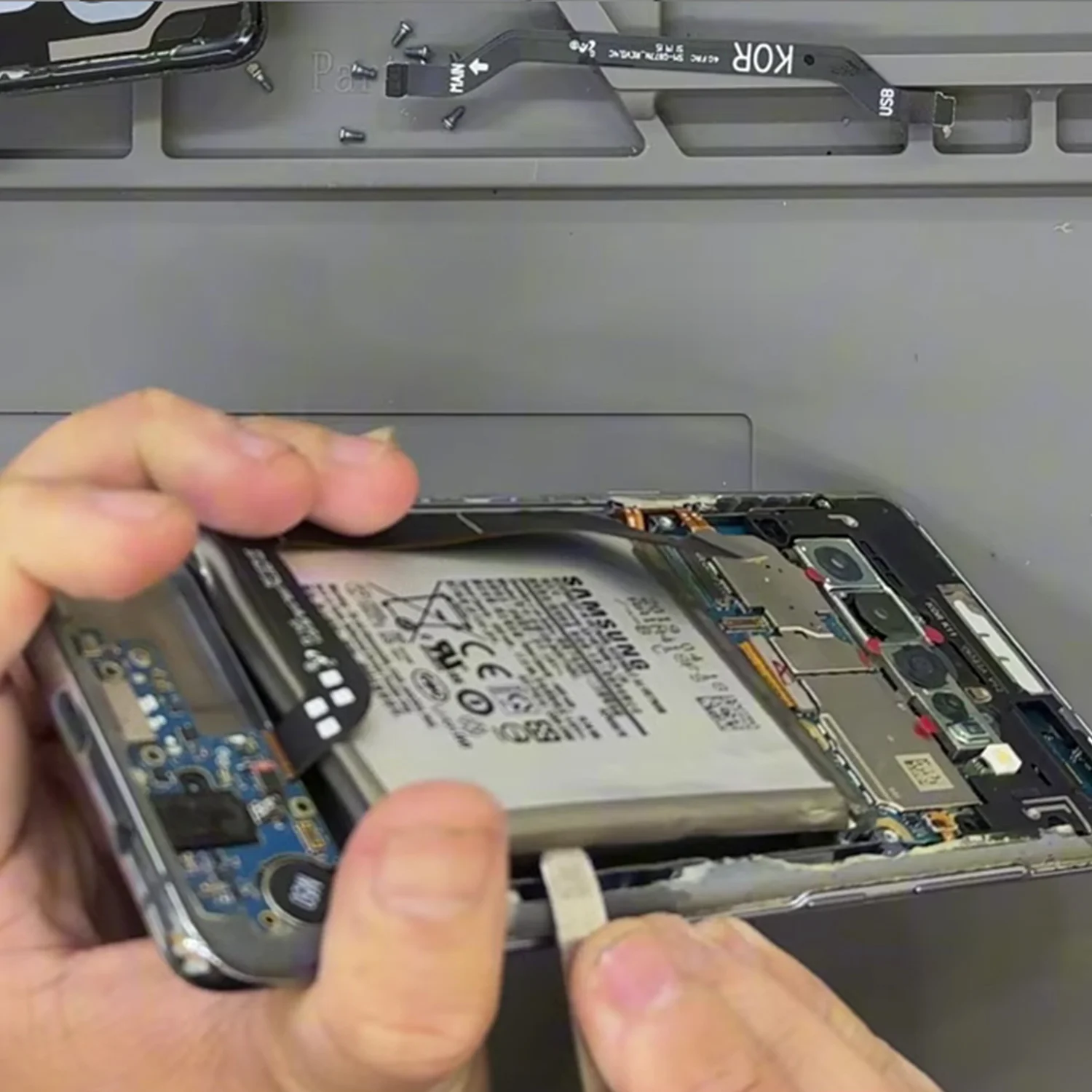 thay-pin-samsung-galaxy-s10-slide4